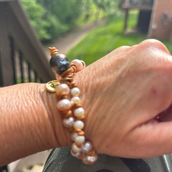 Elegant Pearl Bracelet with Gold Accents - Picture 2 of 7